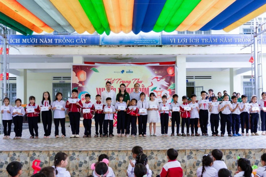 Hơn 200 suất quà được Phúc Long trao tặng dịp trung thu tại Bảo Lộc