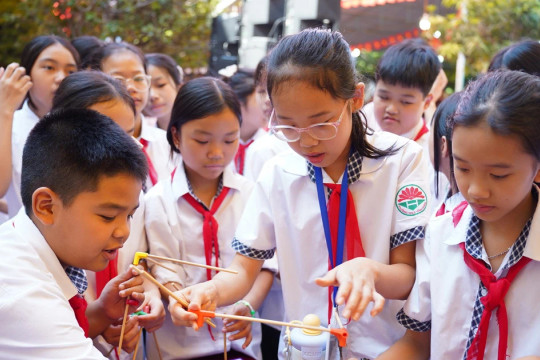 Học sinh Hà Nội trải nghiệm khoa học, công nghệ và AI