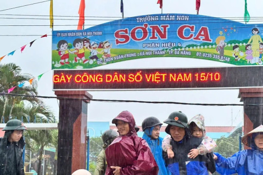 Kịp thời di dời trẻ mầm non khỏi vùng ngập sâu và thông đường sạt lở tại Đà Nẵng