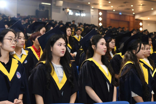 ĐH Kinh tế Quốc dân trao bằng thạc sĩ cho hơn 900 học viên