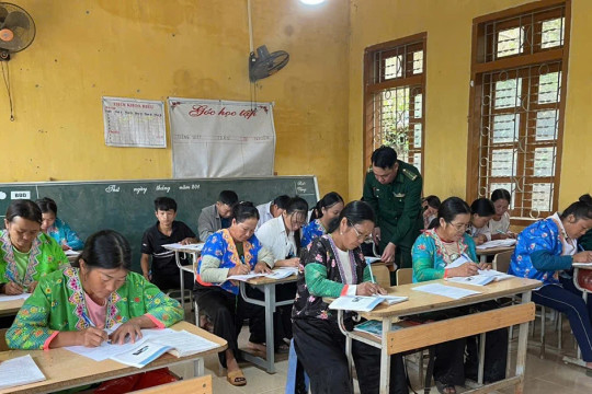 Hành trình đem con chữ về bản của người thầy mang quân hàm xanh