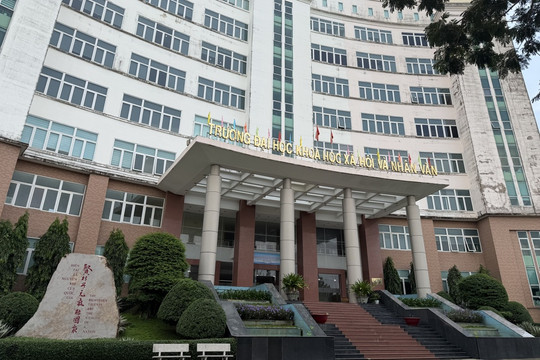 Vụ sinh viên "tố" học phí cao bất thường: Trường khẳng định... thu đúng
