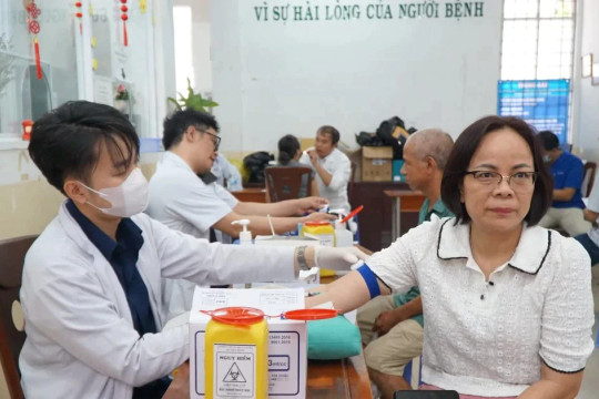 TPHCM 'đỏ mắt' tìm bác sĩ