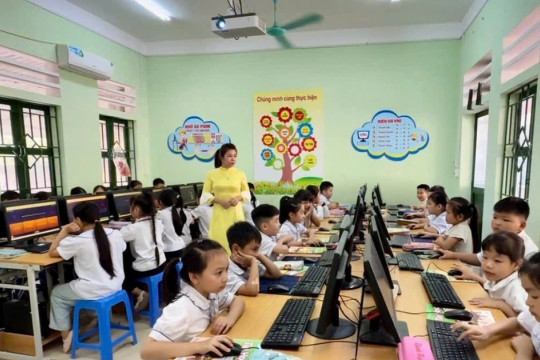 Mở 'cánh cửa số' cho học sinh vùng cao