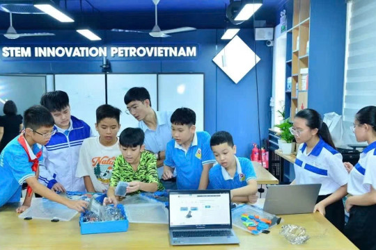 Thu hẹp khoảng cách giáo dục bằng công nghệ và trải nghiệm