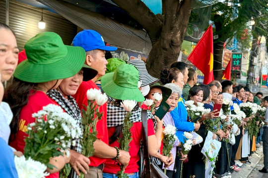 Người dân TP.HCM xếp hàng từ sáng sớm, cầm hoa trắng tiễn đưa các liệt sĩ