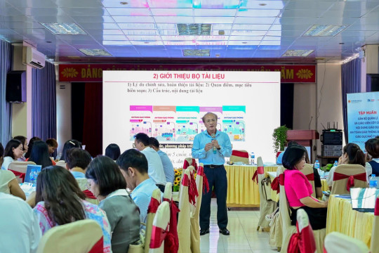 Gần 300 cán bộ quản lí và giáo viên tập huấn an toàn giao thông