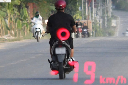 Tài xế không bằng lái chạy xe máy 79 km/h, bị phạt 10 triệu đồng