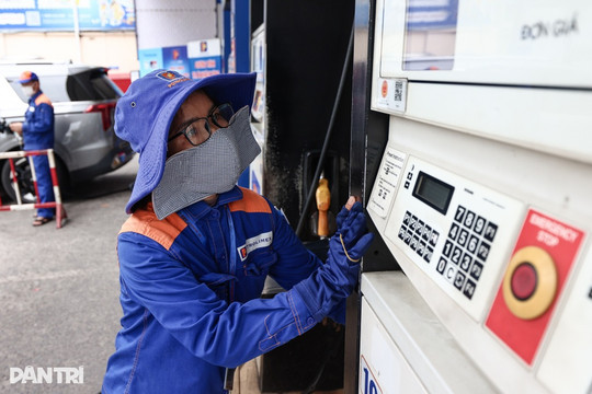 Giá xăng quay đầu giảm, có loại giảm hơn 1.200 đồng/lít