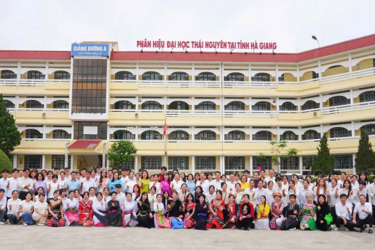 Giữ tiếng Mông từ giảng đường đại học