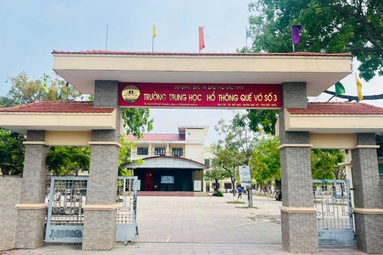 Nữ sinh túm tóc đánh bạn giữa đường, nhiều nam sinh cổ vũ "đánh mạnh vào"