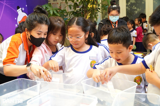 Cắt, bỏ môn liên kết, phụ huynh "choáng váng" vì kịch bản đón con sớm