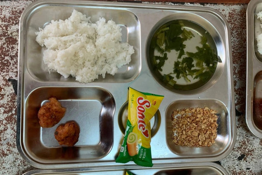 Cơm bán trú chỉ có ít muối lạc, 2 viên thịt: Chủ tịch tỉnh chỉ đạo kiểm tra
