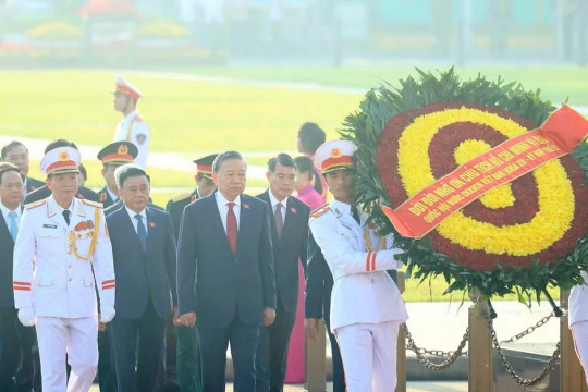 Đoàn đại biểu Quốc hội vào Lăng viếng Chủ tịch Hồ Chí Minh