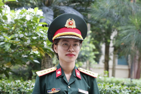 Nữ trợ giảng Quân y hai lần được thăng quân hàm trước niên hạn