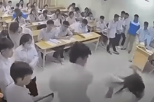 Bắt khẩn cấp nam sinh cấp 3 đấm cô giáo trên bục giảng ở Hà Nội