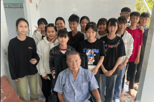 Thầy giáo đột quỵ nằm trên giường bệnh, bất ngờ hành động của trò cũ
