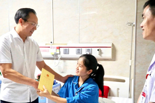 Thứ trưởng Bộ GD&ĐT Đoàn Trung Kiên thăm, động viên cô giáo Nghệ An quên mình cứu học trò