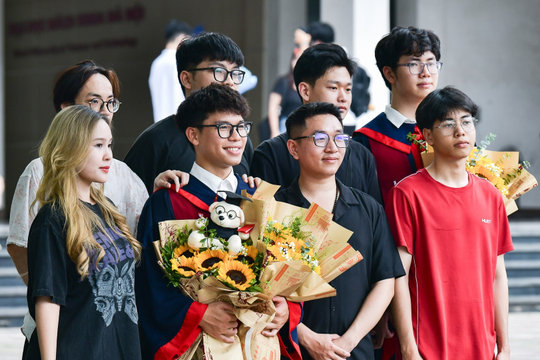 Bằng xuất sắc 'áp đảo', đại học làm gì để giảm lạm phát điểm số?