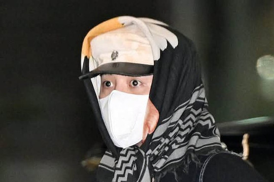 G-Dragon - thủ lĩnh BIGBANG quấn khăn, mặc áo rét kín mít bay sang Việt Nam