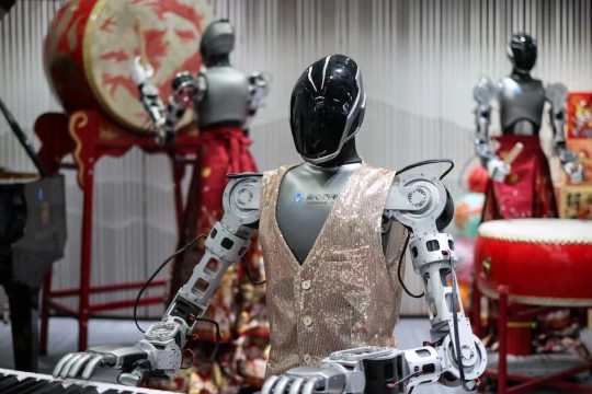 Vì sao bàn tay robot không giống con người?