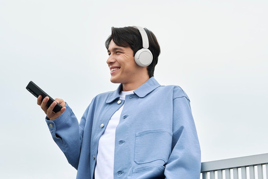 Gọi giữa phố đông: Micro AI, beamforming và chống gió khác gì nhau?