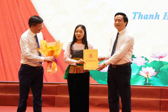 Thanh Hóa trao quyết định tuyển dụng, tiếp nhận 733 nhà giáo