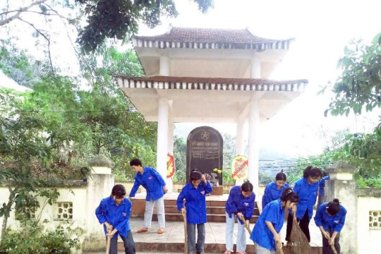 Học sinh Mường Pồn tìm hiểu di sản địa phương