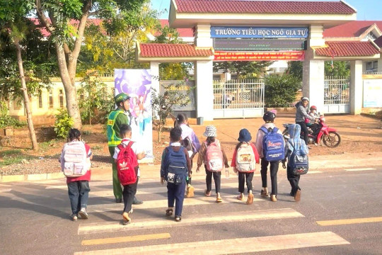 Ngăn ngừa nguy cơ tai nạn trước cổng trường