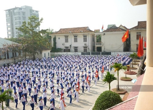 Yêu cầu làm rõ vụ học sinh dọn nhà vệ sinh dành cho giáo viên