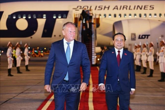 Thủ tướng Ba Lan Donald Tusk đến Hà Nội, thăm chính thức Việt Nam