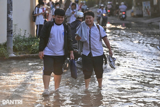 Học sinh bì bõm lội nước về nhà vì triều cường dâng giờ tan tầm ở TPHCM