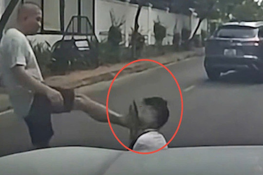 Công an Phú Thọ xác minh kẻ côn đồ chặn xe, đấm đá tài xế gục xuống đường
