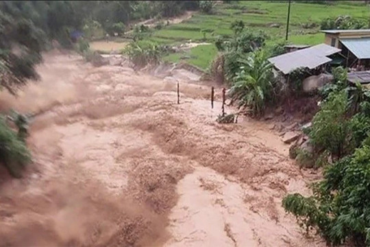 Các tỉnh, thành từ Hà Tĩnh đến Đà Nẵng chủ động ứng phó với mưa lớn, sạt lở đất