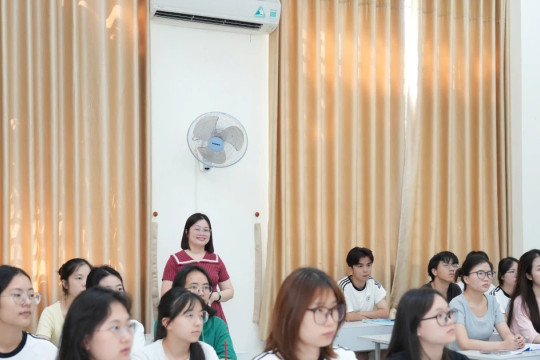 Quy định tiêu chuẩn, chế độ làm việc, xếp lương nhân sự hỗ trợ giáo dục đại học