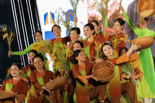 Thầy cô hóa thân thành nghệ sĩ, kể chuyện đất nước và nghề giáo bằng lời ca