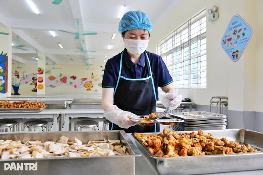 Nghi ngờ thực phẩm không an toàn, hiệu trưởng phải làm gì ngay?