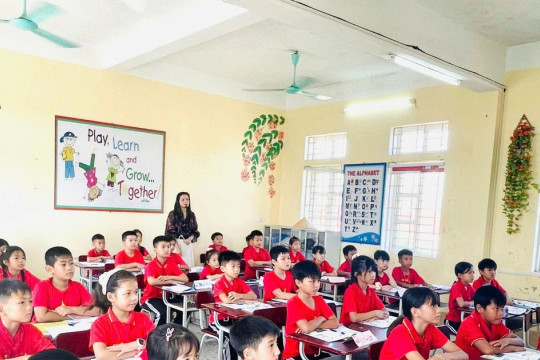 Cô giáo khơi gợi hứng thú học tiếng Anh trong lớp hòa nhập