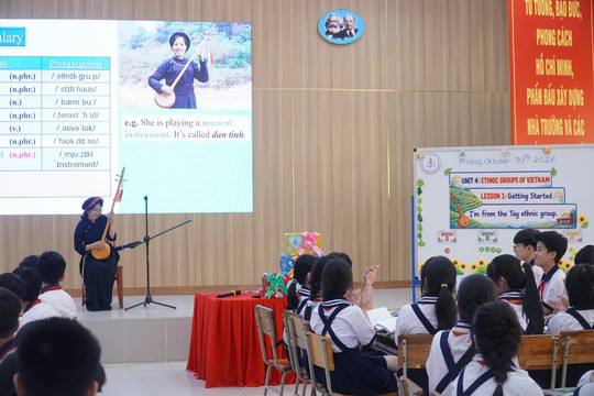 Cô giáo mặc trang phục dân tộc Tày, chơi đàn để dạy tiếng Anh