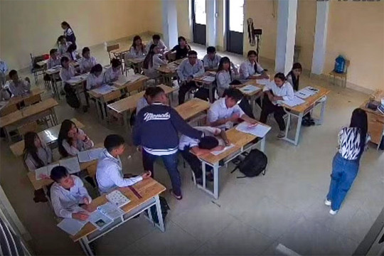 Nam sinh lớp 10 bị bạn đánh, bạt tai trước lớp