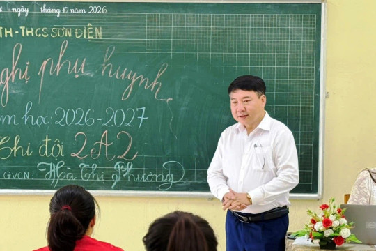 Hiệu trưởng vượt đường rừng vào bản họp phụ huynh
