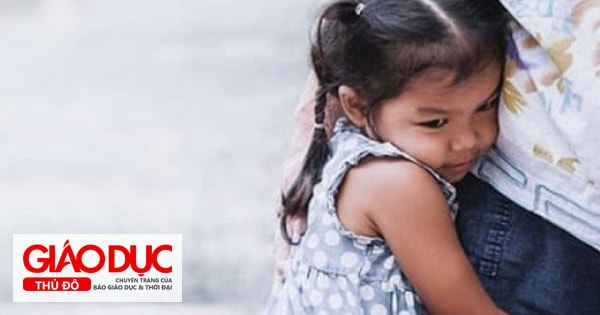 7 điều cha mẹ cần làm ngay nếu thấy con nhút nhát, rụt rè khi ra ngoài