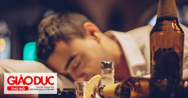 Có nên uống bia rượu để dễ ngủ?